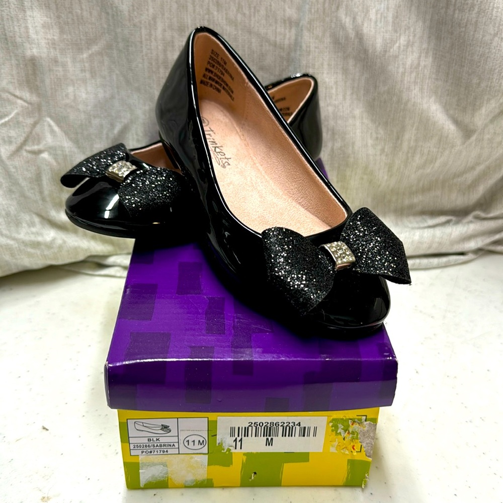 Trinkets little girl Size 11 Blackk shinny shoes with bow